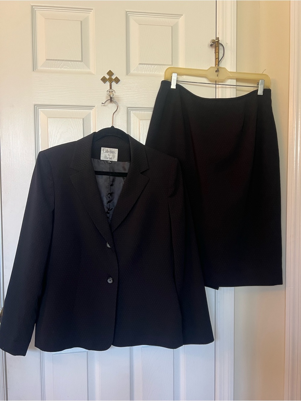 Le aSuit Women’s Sz 12 Black Textured 2 piece Skirt Blazer Suit Set Lined Career